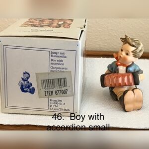 Junge Mit harmonika boy with accordion  vintage goebel Hummel 390